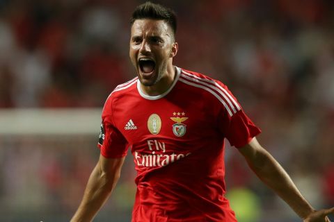 Samaris, del Benfica, celebra luego de anotar el segundo gol de su equipo frente a Moreirense, en un partido de la liga portuguesa llevado a cabo el sábado 29 de agosto de 2015 (AP Foto/Steven Governo)