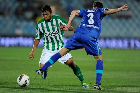 Real Betis' Ecuadorian midfielder Jefferson Montero (L) vies with Getafe's defender Mane during their Spanish league football match Getafe vs Real Betis on September 26, 2011 at the Coliseum Alfonso Perez stadium in Getafe. AFP PHOTO/ DANI POZO (Photo credit should read DANI POZO/AFP/Getty Images)