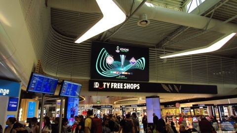 Εικόνα από το αεροδρόμιο "Ελευθέριος Βενιζέλος" με τη σήμανση στα χρώματα του τελικού του Conference League