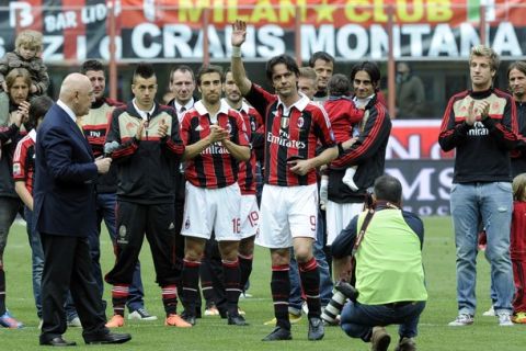 MILAN, ITALY - MAY 13:  Filippo Inzaghi of AC Milan salutes the fans after his last game for AC Milan after the Serie A match between AC Milan and Novara Calcio at Stadio Giuseppe Meazza on May 13, 2012 in Milan, Italy.  (Photo by Claudio Villa/Getty Images)