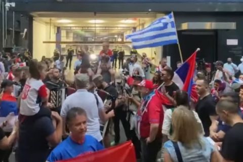 Τζόκοβιτς: Κόσμος χορεύει και φωνάζει "Free Nole" έξω από το γραφείο όπου βρίσκεται ο Σέρβος