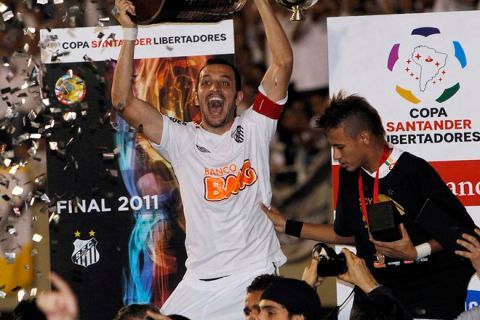 Brazilian Santos' Edu Dracena holds up the 2011 Libertadores Cup after the second leg final football match against Uruguayan Penarol at Pacaembu stadium, in Sao Paulo, Brazil, on June 22, 2011. Santos won 2-1. AFP PHOTO / Nelson ALMEIDA (Photo credit should read NELSON ALMEIDA/AFP/Getty Images)