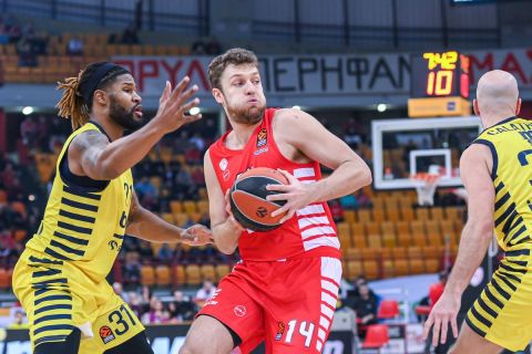  14 SASHA VEZENKOV of Olympiacos Piraeus react during the Turkish Airlines Euroleague match between Olympiacos Piraeus and Fenerbahce Beko Istanbul at Peace and Friendship Stadium on December 13, 2022 in Piraeus, Greece PUBLICATIONxNOTxINxITA Copyright: xStefanosxKyriazisx/xipa-agency.nx/xLivexMediax 0 IPA_IPA35067897