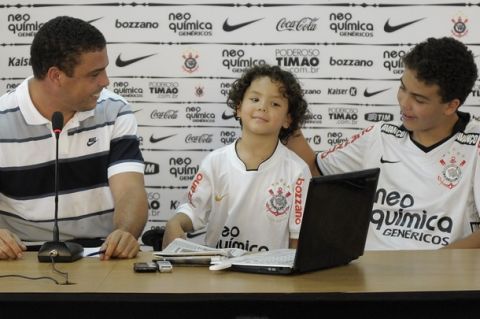 Brazilian football star Ronaldo (L), of Corinthians, gestures next to his sons Alex (C) and Ronald, during the official announcement of his retirement from the fields, in Sao Paulo, Brazil, on February 14, 2011.  Three-time FIFA World Player of the Year Ronaldo, whose goalscoring genius led Brazil to the 2002 World Cup title, confirmed his retirement on Monday at the age of 34.   AFP PHOTO/Mauricio LIMA (Photo credit should read MAURICIO LIMA/AFP/Getty Images)