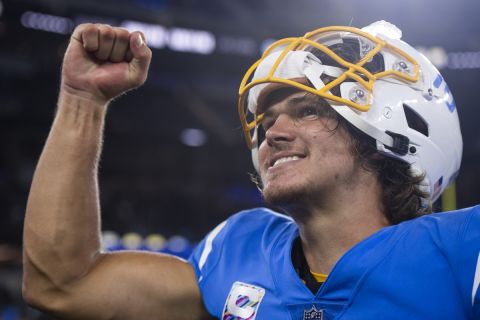 Ο  quarterback των Los Angeles Chargers, Τζάστιν Χέρμπερτ, σε πανηγυρικό στιγμιότυπο | 4 Οκτωβρίου 2021