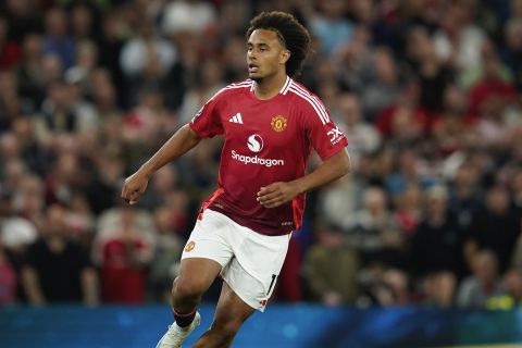 Manchester United's new signing Joshua Zirkzee runs during the English Premier League soccer match between Manchester United and Fulham at Old Trafford, Friday, Aug. 16, 2024, in Manchester, England. (AP Photo/Dave Thompson)