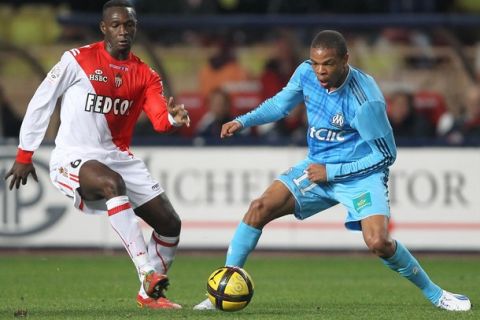 Monaco's forward Mahamadou Diarra (L) vies with Marseille's forward Loic Remy (R) during their French L1 football match Monaco vs Marseille, on January 30, 2011 at the Louis II stadium in Monaco.  AFP PHOTO VALERY HACHE (Photo credit should read VALERY HACHE/AFP/Getty Images)