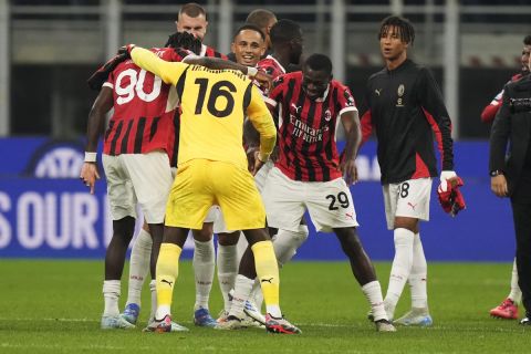 AC Milan's team players celebrate after the Serie A soccer match between Inter Milan and AC Milan at the San Siro stadium in Milan, Italy, Sunday, Sept.22, 2024. (AP Photo/Luca Bruno)