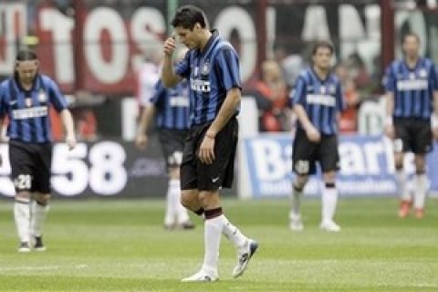 Inter Milan Argentine forward Julio Cruz reacts after AC Milan scored the second goal during an Italian major league soccer match between Inter and AC Milan, at the San Siro stadium in Milan, Sunday,May 4 , 2008. AC Milan won 2-1.  (AP Photo/Luca Bruno)