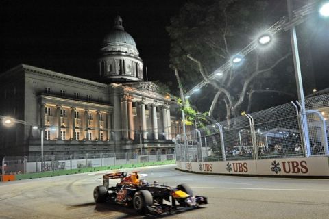 Red Bull-Renault driver Sebastian Vettel of Germany takes the lead during the Formula One Singapore Grand Prix in Singapore on September 25, 2011.  AFP PHOTO / ROSLAN RAHMAN (Photo credit should read ROSLAN RAHMAN/AFP/Getty Images)