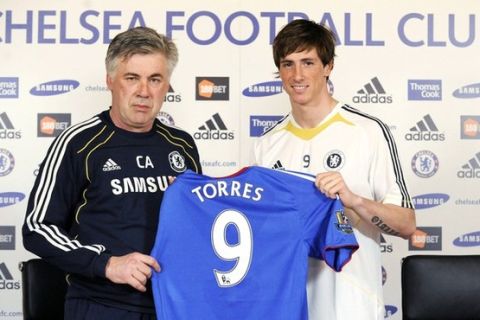 New Chelsea signing Fernando Torres (R), poses with manager Carlo Ancelotti as they hold his number nine football shirt during a news conference at Chelsea Football Club's training ground in Cobham, south of London   February 4, 2011.     REUTERS/Stringer (BRITAIN - Tags: SPORT SOCCER)
