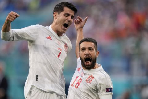 Ο Ζόρντι Άλμπα πανηγυρίζει με τον Άλβαρο Μοράτα στο Euro 2020 γκολ κόντρα στην Ελβετία