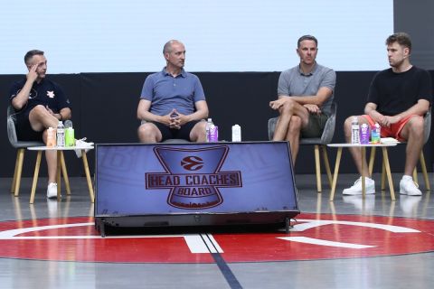 Ντάρκο Ραγιάκοβιτς στα αριστερά, Σάσα Βεζένκοβ στα δεξιά, στη διάρκεια του 2024 EuroLeague Head Coaches Board στη Γλυφάδα