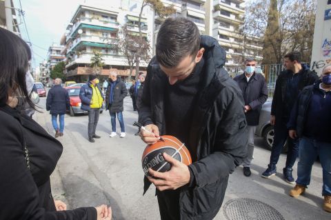 Ο Βλαδίμηρος Γιάνκοβιτς του ΠΑΟΚ στο σημείο που δολοφονήθηκε ο 19χρονος Άλκης