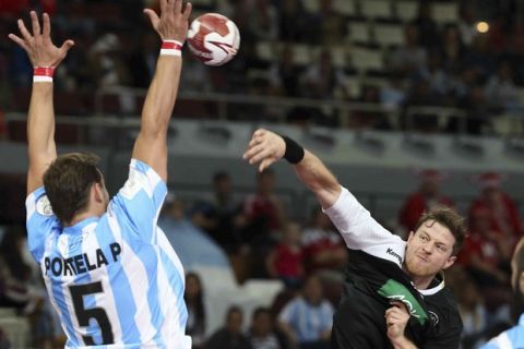 Germany's Martin Strobel (C) in action during the Qatar 2015 24th Men's Handball World Championship match between Germany and Argentina at the Lusail Multipurpose Hall outside Doha, Qatar, 22 January 2015. Qatar 2015 via epa/Srdjan Suki