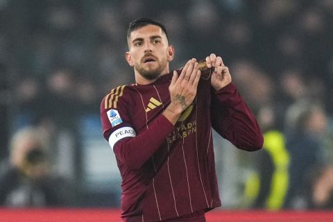 Roma's Lorenzo Pellegrini celebrates after scoring the opening goal during a Serie A soccer match between Roma and Lazio, at the Stadio Olimpico in Rome, Italy, Sunday, Jan. 5, 2025. (AP Photo/Alessandra Tarantino)