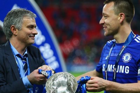 LONDON, ENGLAND - MARCH 01:  Manager Jose Mourinho of Chelsea and John Terry of Chelsea celebrate with the trophy during the Capital One Cup Final match between Chelsea and Tottenham Hotspur at Wembley Stadium on March 1, 2015 in London, England.  (Photo by Clive Mason/Getty Images)