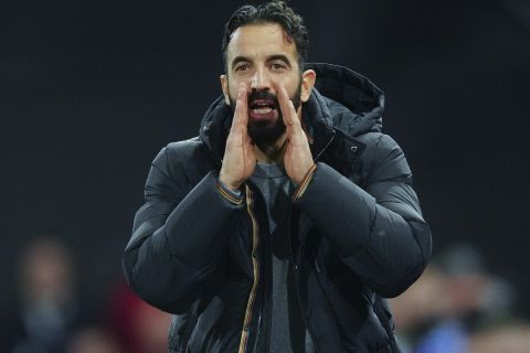 Manchester United's head coach Ruben Amorim gestures during the English Premier League soccer match between Ipswich Town and Manchester United at Portman Road stadium in Ipswich, England, Sunday, Nov. 24, 2024. (AP Photo/Dave Shopland)