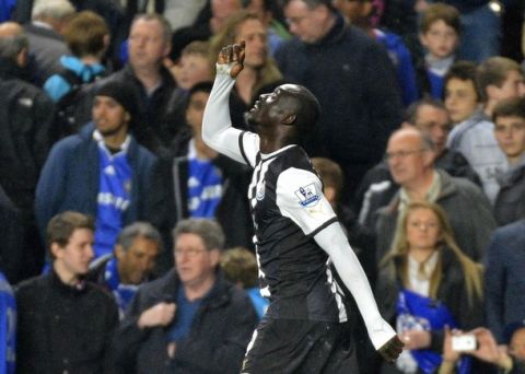 Newcastle United's Papiss Cisse celebrates scoring against Chelsea during their English Premier League soccer match at Stamford Bridge in London May 2, 2012. REUTERS/Toby Melville (BRITAIN - Tags: SPORT SOCCER) NO USE WITH UNAUTHORIZED AUDIO, VIDEO, DATA, FIXTURE LISTS, CLUB/LEAGUE LOGOS OR "LIVE" SERVICES. ONLINE IN-MATCH USE LIMITED TO 45 IMAGES, NO VIDEO EMULATION. NO USE IN BETTING, GAMES OR SINGLE CLUB/LEAGUE/PLAYER PUBLICATIONS. FOR EDITORIAL USE ONLY. NOT FOR SALE FOR MARKETING OR ADVERTISING CAMPAIGNS