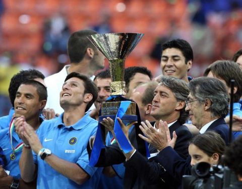 Foto IPP/Sabattini Milano 27/05/2007 Campionato di Calcio di Serie A 2006/2007 Inter-Torino 3-0 nella foto Roberto Mancini ( allenatore Inter ) solleva la Coppa del Campionato vicino a lui il presidente Massimo Moratti Italy Photo Press - World Copyright