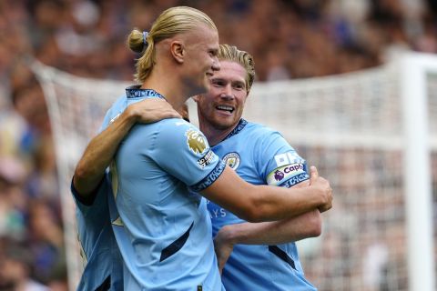 Manchester City's Erling Haaland, centre, celebrates after scoring his side's opening goal during the English Premier League soccer match between Chelsea and Manchester City at Stamford Bridge stadium in London, England, Sunday, Aug, 18, 2024. (AP Photo/Dave Shopland)