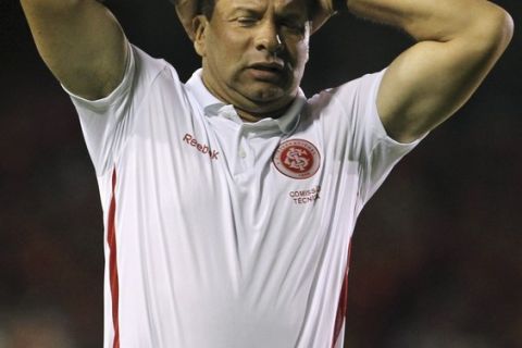 Celso Roth, head coach of Brazil's Internacional reacts during their Copa Libertadores soccer match against Mexico's Jaguares de Chiapas in Porto Alegre February 23, 2011.  REUTERS/Edison Vara (BRAZIL - Tags: SPORT SOCCER)