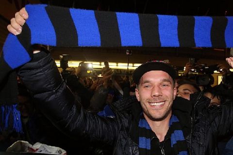 epa04545118 German forward Lukas Podolski arrives at Milan's Airport of Linate in Milan, Italy, 02 January 2015. Inter Milan have agreed final details on signing Arsenal's Lukas Podolski on loan for the rest of the season, Gazzetta dello Sport and other Italian media reported 02 January 2015. EPA/MATTEO BAZZI