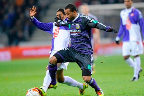 20101120 - ANTWERP, BELGIUM: (L-R)  Germinal's Faris Haroun   and  Anderlecht's Victor Bernardez     fight for the ball during the Jupiler Pro League match between Germinal Beerschot and RSCA Anderlecht, in Antwerp, Saturday 20 November 2010, on the sixteenth day of the Belgian soccer championship.
BELGA PHOTO JOHN THYS