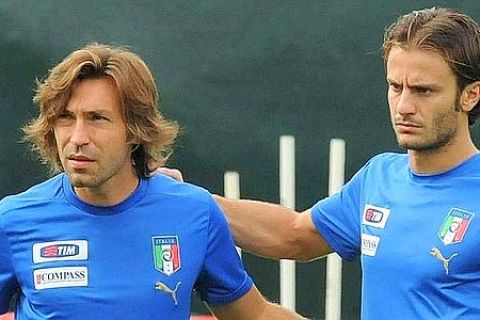 20091007 FIRENZE - SPO - CALCIO: AZZURRI, ALLARME MENISCO PER MACHISIO Andrea Pirlo (s) con Alberto Gilardino (d) durante una seduta di allenamento nel centro sportivo di Coverciano, Firenze, 7 ottobre 2009. Sabato ci sara' la partita del Gruppo 8 del girone di qualificazione ai Mondiali del 2010 in Sud Africa, contro l'Irlanda di Giovanni Trapattoni. Per il momento l'interrogativo principale per gli azzurri e' Claudio Marchisio. Il centrocampista della Juventus ha una meniscopatia esterna al ginocchio sinistro e solo dopo una vistia approfondita si potra' determinare la necessita' o meno di un intervento chiururgico. 'Rimarra' con noi 2-3 giorni, poi valuteremo se portarlo a Dublino' dice il professor Enrico Castellacci, medico della Nazionale. Giovanni Trapattoni intanto non teme l'Italia e spera ancora in una qualificazione diretta. ANSA/CARLO FERRARO/i52-cri