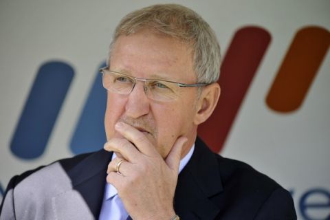 Juventus' coach Luigi Del Neri looks on during the Italian serie A soccer match against Genoa at the Olympic stadium in Turin April 10, 2011. REUTERS/Giorgio Perottino  (ITALY - Tags: SPORT SOCCER)