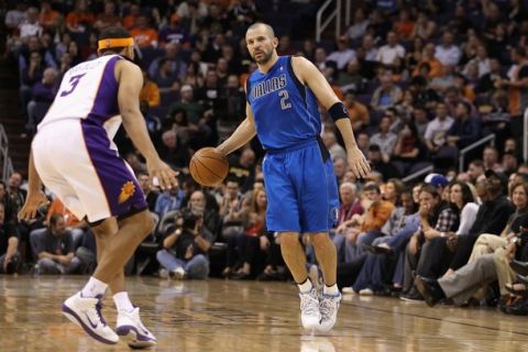 PHOENIX, AZ - FEBRUARY 17:  Jason Kidd #2 of the Dallas Mavericks handles the ball during the NBA game against the Phoenix Suns at US Airways Center on February 17, 2011 in Phoenix, Arizona.  The Mavericks defeated the Suns 112-106.  NOTE TO USER: User expressly acknowledges and agrees that, by downloading and or using this photograph, User is consenting to the terms and conditions of the Getty Images License Agreement.  (Photo by Christian Petersen/Getty Images)