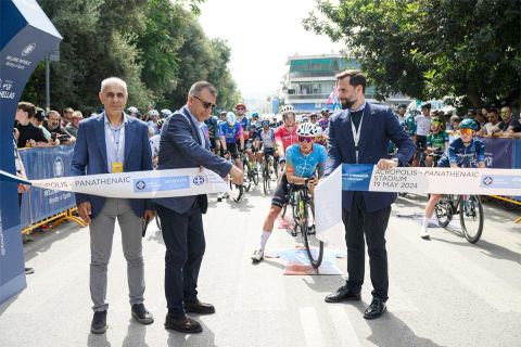 Από αριστερά, Γιώργος Λεβεντάκης (πρόεδρος της Cycling Greece), Γιάννης Βρούτσης (αναπληρωτής Υπουργός Αθλητισμού) και Νίκος Γιαννακάκος (εκτελεστικός διευθυντής του Γύρου Ελλάδας), στην εκκίνηση του 5ου ετάπ κάτω από την Ακρόπολη. 