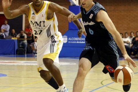 MD147. MADRID, 06/10/09.- El escolta estadounidense del Estudiantes Blake Ahearn (d) intenta superar la defensa de su compatriota Louis Bullock, del Real Madrid, durante el tercer partido del Torneo Comunidad de Madrid de baloncesto, que ha tenido lugar hoy en Alcobendas. EFE/ MONDELO