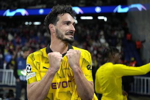 Dortmund's Mats Hummels celebrates at the end of the Champions League semifinal second leg soccer match between Paris Saint-Germain and Borussia Dortmund at the Parc des Princes stadium in Paris, France, Tuesday, May 7, 2024. (AP Photo/Lewis Joly)