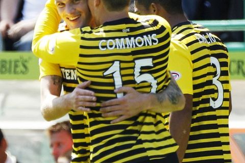 Celtic's Anthony Stokes (L) celebrates with teammate Kris Commons (15) after scoring against Hibernian during their Scottish Premier League soccer match at Easter Road stadium in Edinburgh, Scotland July 24, 2011. REUTERS/David Moir (BRITAIN - Tags:SPORT SOCCER)