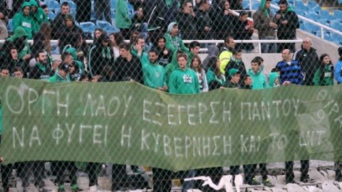 Σε απολογία για τα αντιμνημονιακά πανό