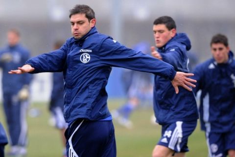 Schalke's new recruit Greek striker Angelos Charisteas (L) warms up with Greek defender Kyriakos Papadopoulous (R) and other teammates during a training session of German first division Bundesliga club Schalke 04 on February 1, 2011 in Gelsenkirchen, western Germany. Bundesliga side Schalke 04 on Sunday (January 30, 2011) signed Charisteas until the end of the season.    AFP PHOTO / PATRIK STOLLARZ (Photo credit should read PATRIK STOLLARZ/AFP/Getty Images)