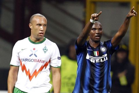 Inter Milan's Samuel Eto'o (R) celebrates after scoring as Werder Bremen's Mikael Silvestre looks on  during their Champions League Group A soccer match at San Siro stadium in Milan, September 29, 2010.  REUTERS/Stefano Rellandini (ITALY - Tags: SPORT SOCCER)