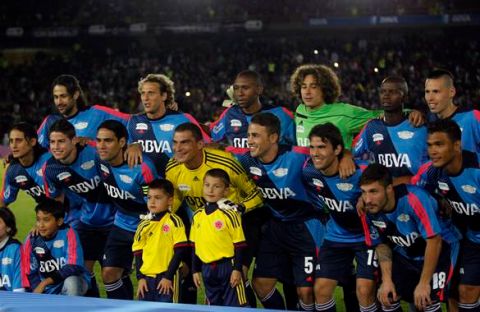 Bogota 21 de junio de 2012. Jugadores de los equipos de Messi y sus amigos y El resto del Mundo posan antes del partido benefico denominado La Batalla de las Estrellas  jugado en el estadio de Nemesio Camacho El Campin de la ciudad de Bogota. Foto Carlos Ortega  CEET
