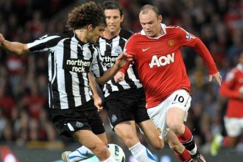 Manchester United's English forward Wayne Rooney (R) vies with Newcastle United's Argentinian defender Fabricio Coloccini (L) during the English Premier League football match against Newcastle United at Old Trafford in Manchester, north-west England on August 16, 2010. AFP PHOTO/ANDREW YATES --- RESTRICTED TO EDITORIAL USE Additional licence required for any commercial/promotional use or use on TV or internet (except identical online version of newspaper) of Premier League/Football League photos. Tel DataCo +44 207 2981656. Do not alter/modify photo (Photo credit should read ANDREW YATES/AFP/Getty Images)