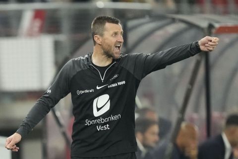 Brann's head coach Eirik Horneland gives directions to his players during the first leg play-off Conference League soccer mach between AZ and SK Brann at AFAS stadium in Alkmaar, Netherlands, Thursday, Aug. 24, 2023. (AP Photo/Peter Dejong)