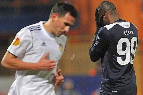 epa03021441 Djibril Cisse (R) of SS Lazio reacts after failing to score, being stopped by Zhivko Milanov (L) of FC Vaslui during their UEFA Europa League group D soccer match in Piatra Neamt, 450km north-east from Bucharest, Romania, 01 December 2011.  EPA/ROBERT GHEMENT