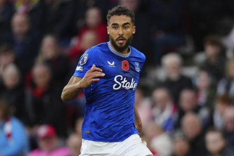 Everton's Dominic Calvert-Lewin runs with the ball during the English Premier League soccer match between Southampton and Everton, at the St Marys Stadium in Southampton, Saturday, Nov 2, 2024. (AP Photo/Dave Shopland)