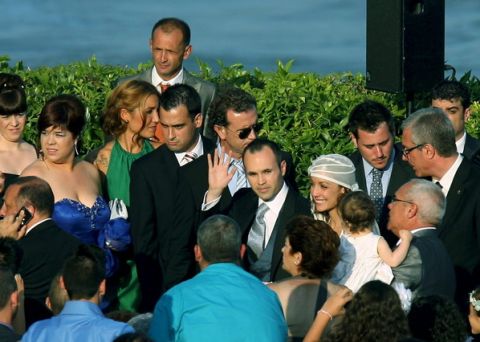 DEP41. TAMARIT (TARRAGONA), 08/07/2012.- El centrocampista del FC Barcelona, Andrés Iniesta (c), acompañado por su esposa Anna Ortiz (3d) durante la boda de ambos celebrada hoy, 8 de julio de 2012, en el castillo de Tamarit (Tarragona). EFE/Jaume Sellart