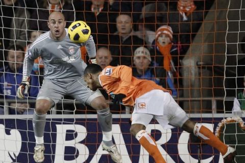 Blackpool's DJ Campbell (R) scores past Liverpool keeper Pepe Reina during their English Premier League soccer match at Bloomfield Road in Blackpool, northern England, January 12, 2011. REUTERS/Phil Noble (BRITAIN - Tags: SPORT SOCCER) NO ONLINE/INTERNET USAGE WITHOUT A LICENCE FROM THE FOOTBALL DATA CO LTD. FOR LICENCE ENQUIRIES PLEASE TELEPHONE ++44 (0) 207 864 9000