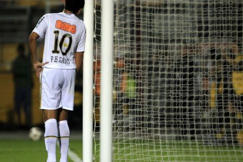 Ganso of Brazil's Santos leans on the goal post during their Copa Libertadores soccer match against Venezuela's Deportivo Tachira in Sao Paulo April 20, 2011. REUTERS/Paulo Whitaker (BRAZIL - Tags: SPORT SOCCER)