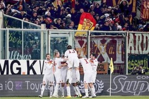 Roma's players celebrate after a goal against Fiorentina by Mirko Vulcinic during their seria A soccer match at Artemio Franchi stadium in Florence, on February 7, 2010.
(AFP PHOTO / FABIO MUZZI)
