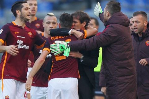 ROME, ITALY - DECEMBER 20:  Alessandro Florenzi (L) with his head coach Rudi Garcia of AS Roma  celebrates after scoring the opening goal during the Serie A match between AS Roma and Genoa CFC at Stadio Olimpico on December 20, 2015 in Rome, Italy.  (Photo by Paolo Bruno/Getty Images)