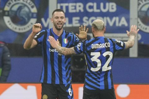 Inter Milan's players celebrate after scoring the opening goal during a Champions League opening phase soccer match between Inter Milan and Leipzig, at the San Siro stadium in Milan, Italy, Tuesday, Nov. 26, 2024. (AP Photo/Luca Bruno)