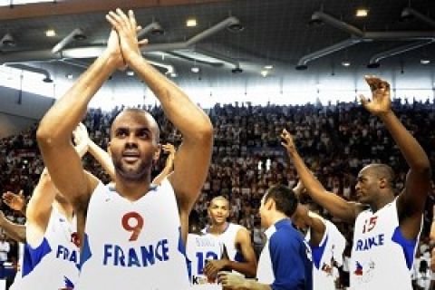 French players Tony Parker (L) waves to the crowd after winning the return leg qualifying match for the Euro 2009 France vs. Belgium on August 30, 2009 in Pau, southwestern France. France won 92-53. AFP PHOTO / JEAN-PIERRE MULLER (Photo credit should read JEAN-PIERRE MULLER/AFP/Getty Images)